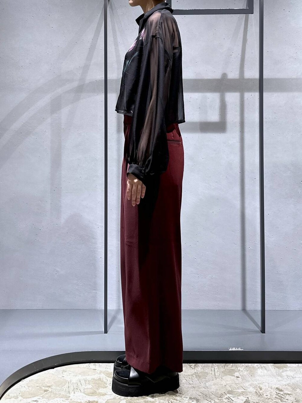 レッド系のその他パンツ、ブラック系のサンダル、ピンク系のシャツ/ブラウスを着用したレディースの春コーディネートの3枚目の写真