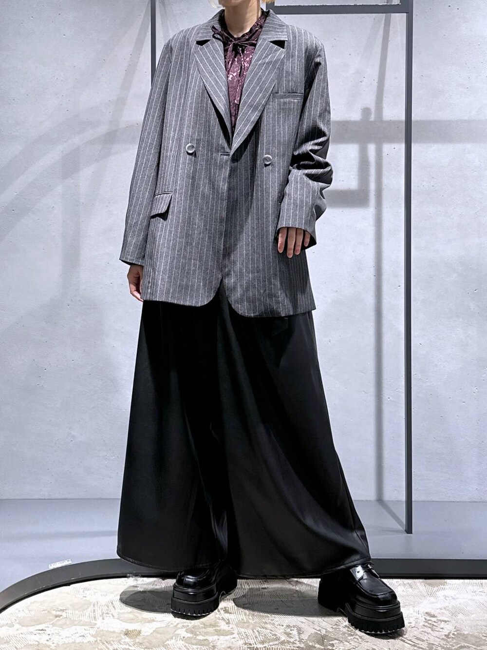 ブラック系のその他パンツ、レッド系のシャツ/ブラウス、ブラック系のドレスシューズを着用したレディースの秋コーディネートの4枚目の写真