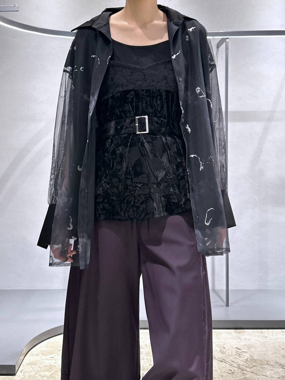 ブラック系のシャツ/ブラウス、ブラック系のローファー、レッド系のその他パンツを着用したレディースの秋コーディネートの5枚目の写真