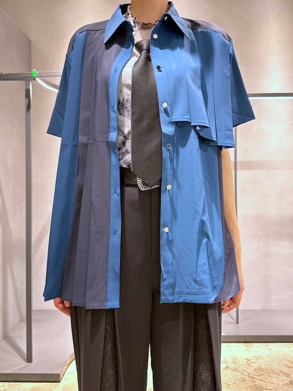 ブラック系のネクタイ、ホワイト系のTシャツ/カットソー、ブルー系のシャツ/ブラウスを着用したレディースの夏コーディネートの4枚目の写真