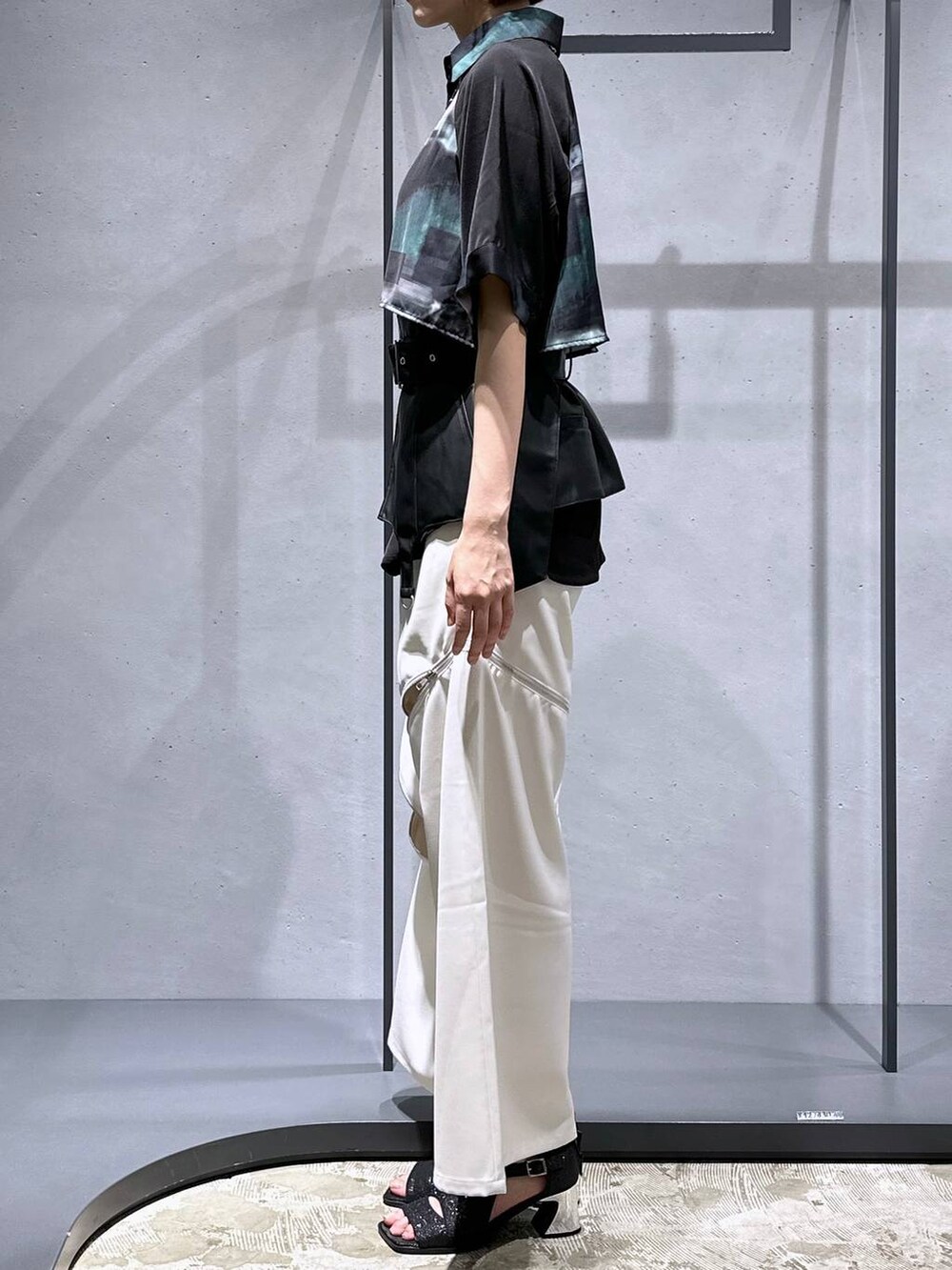 ブラック系のサンダル、グリーン系のシャツ/ブラウス、ホワイト系のその他パンツを着用したレディースの夏コーディネートの3枚目の写真