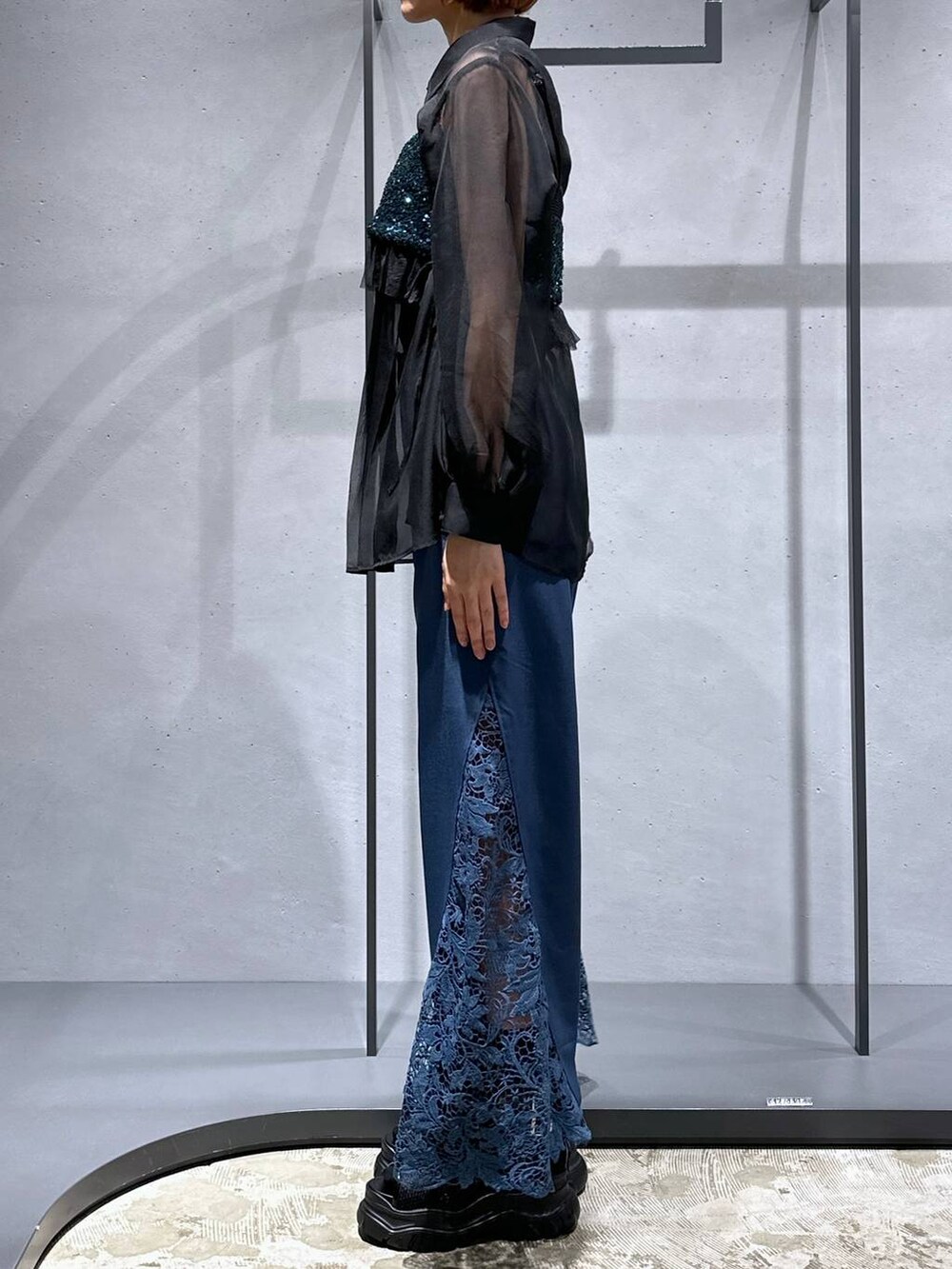 ブラック系のシャツ/ブラウス、グリーン系のチューブトップ、ブルー系のその他パンツを着用したレディースの夏コーディネートの3枚目の写真