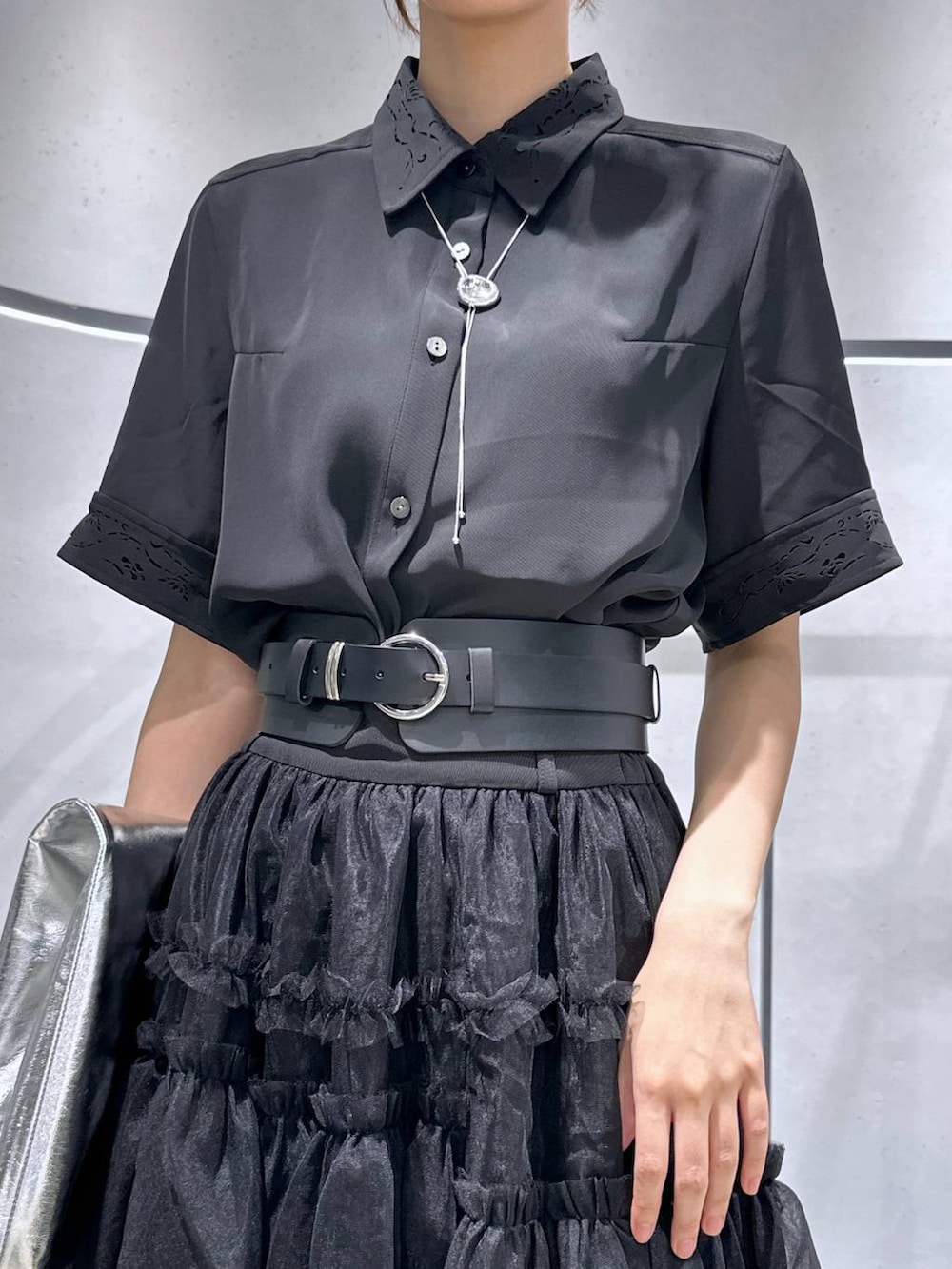 ブラック系のシャツ/ブラウス、ブラック系のサンダル、シルバー系のトートバッグを着用したレディースの夏コーディネートの5枚目の写真