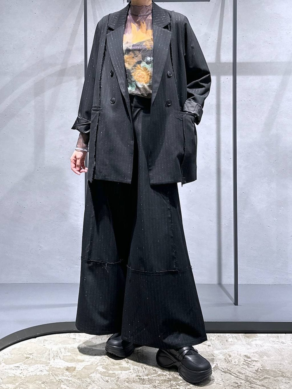 パープル系のTシャツ/カットソー、ブラック系のブーツ、ブラック系のテーラードジャケットを着用したレディースの秋コーディネートの4枚目の写真