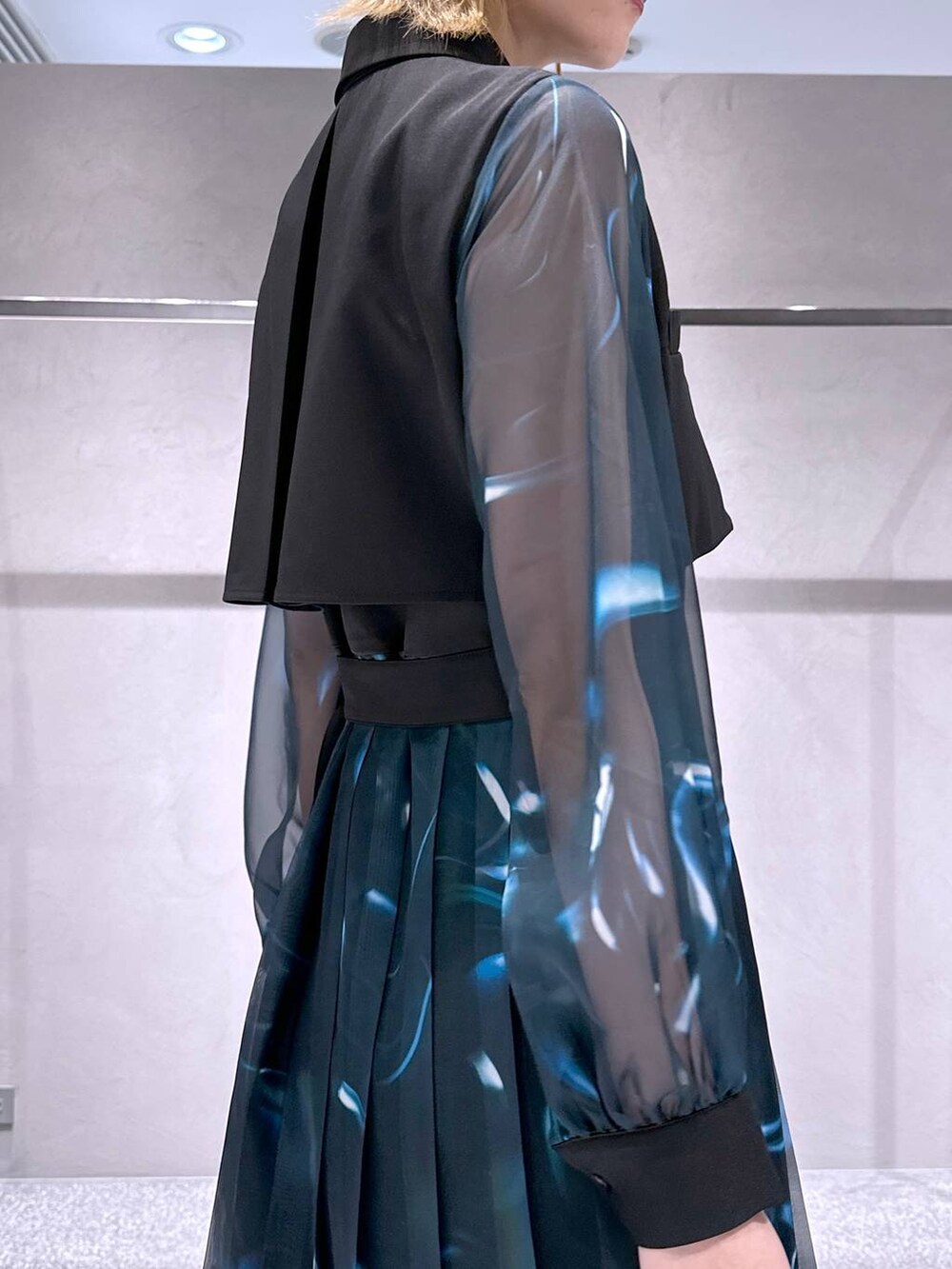 ブラック系のトートバッグ、ブラック系のサンダルを着用したレディースの春コーディネートの6枚目の写真