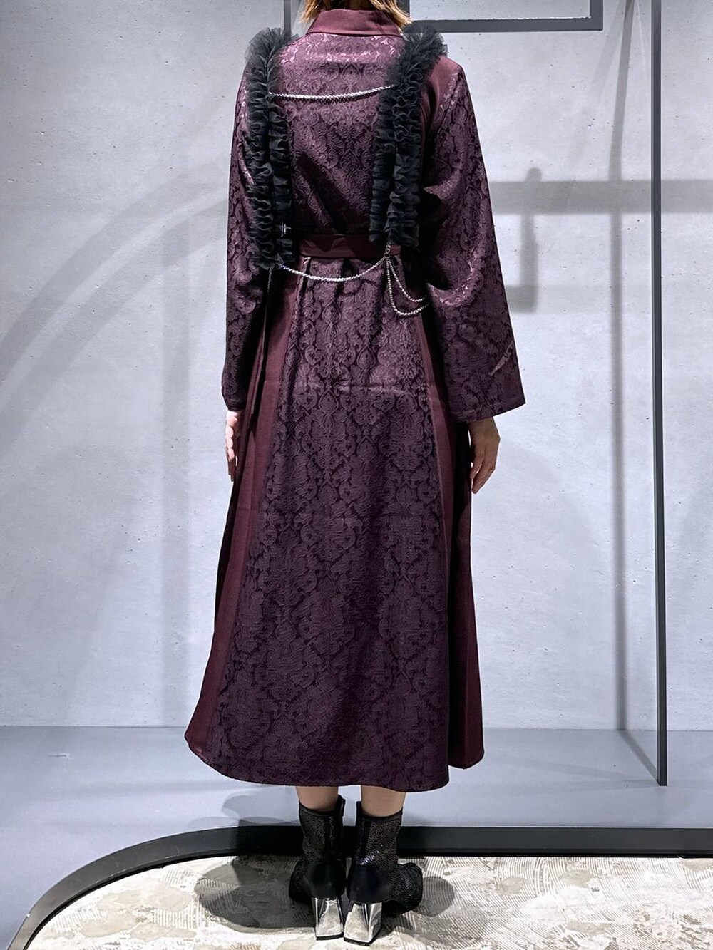 ブラック系のサンダル、レッド系のワンピース、ブラック系のサスペンダーを着用したレディースの夏コーディネートの3枚目の写真