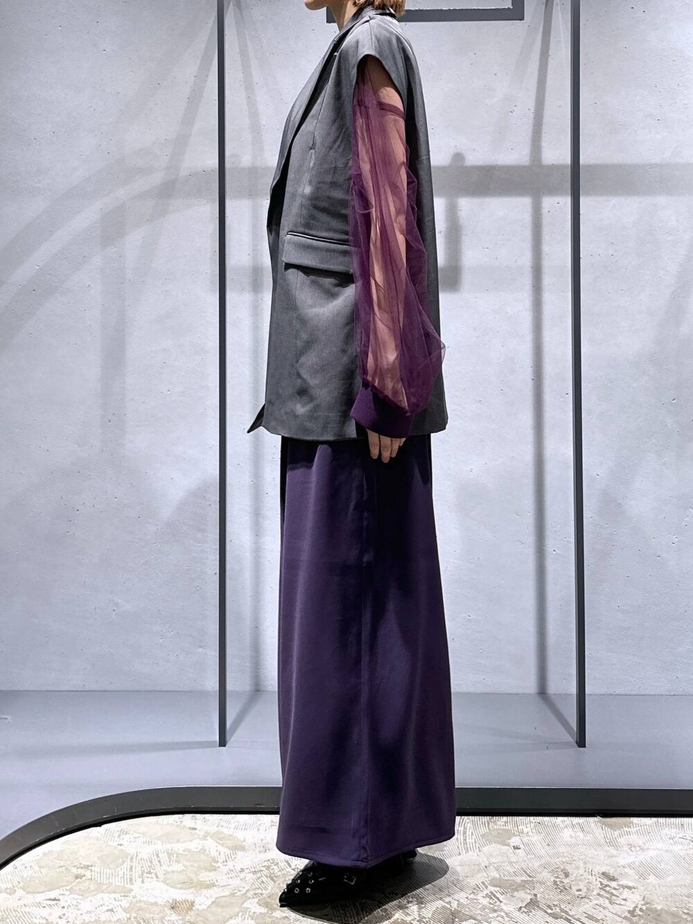 ブラック系のパンプス、パープル系のTシャツ/カットソー、グレー系のテーラードジャケットを着用したレディースの夏コーディネートの2枚目の写真