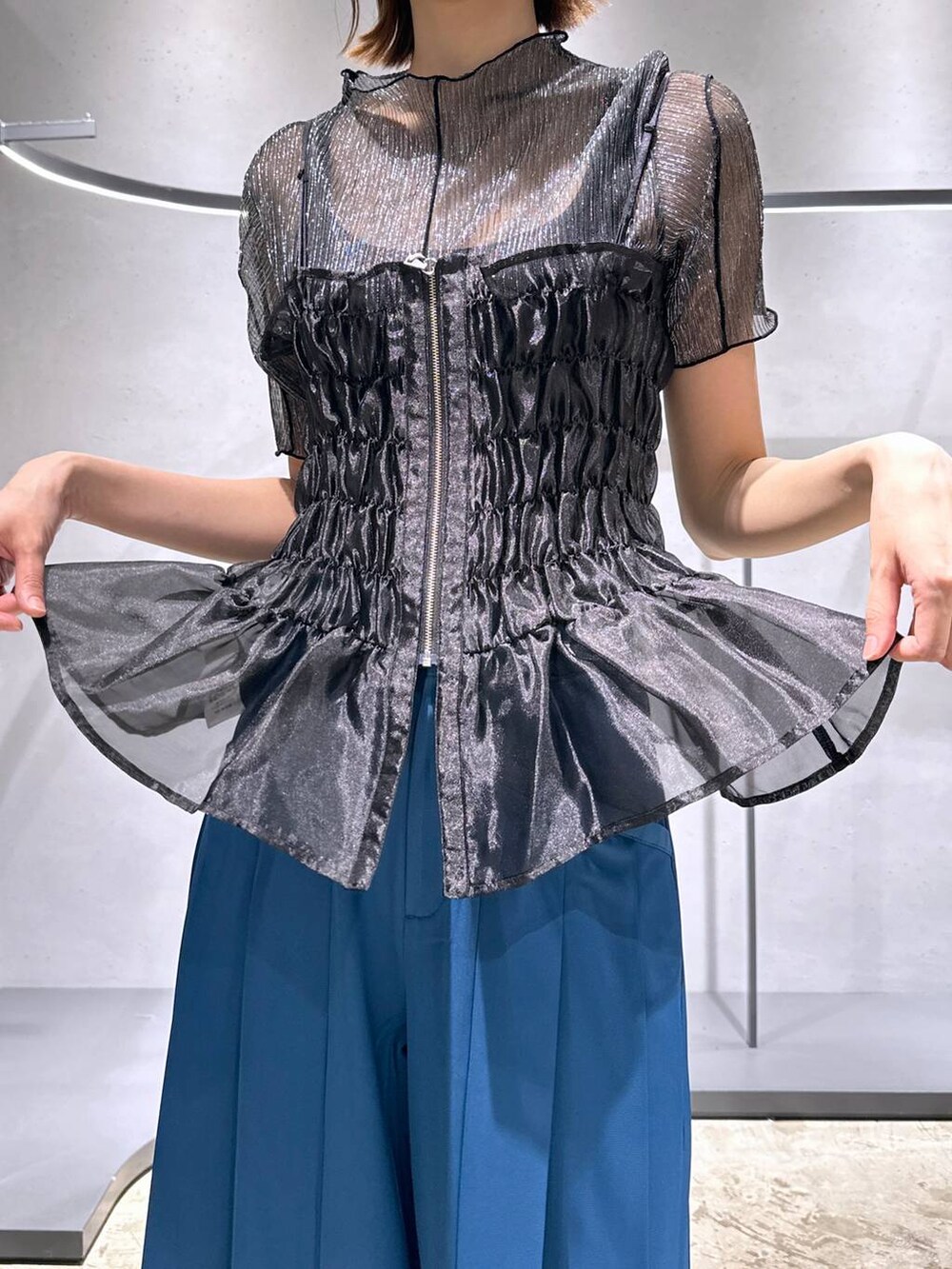 ブラック系のTシャツ/カットソー、ブラック系のベスト、ブラック系のパンプスを着用したレディースの夏コーディネートの5枚目の写真