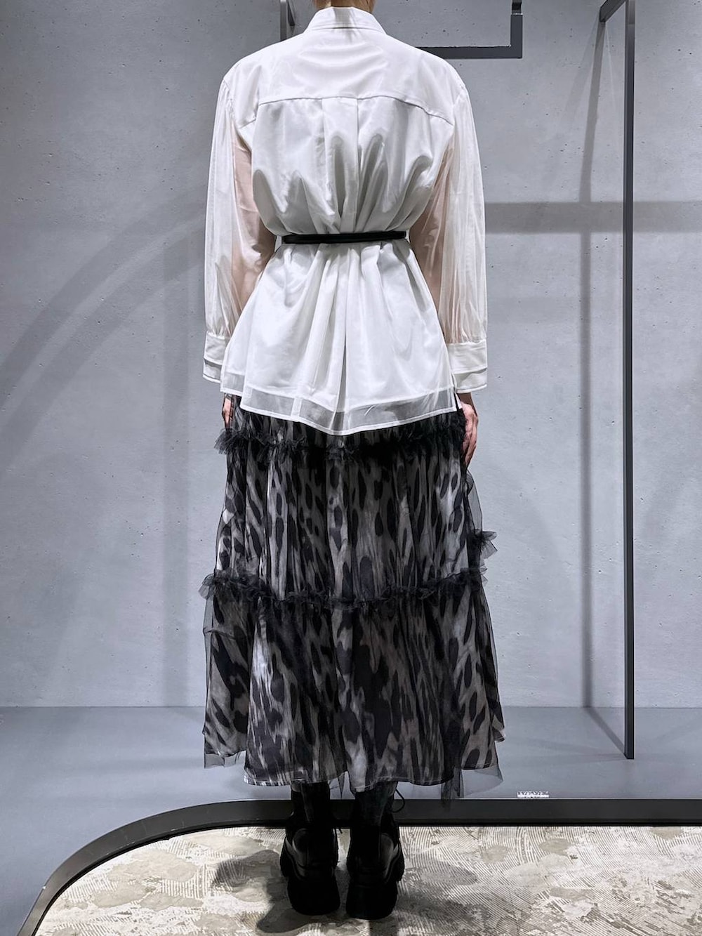 ブラック系のサンダル、その他のスカート、ホワイト系のシャツ/ブラウスを着用したレディースの春コーディネートの5枚目の写真