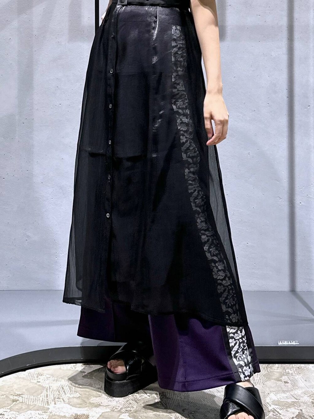 ブラック系のサンダル、その他のタンクトップ、パープル系のその他パンツを着用したレディースの夏コーディネートの8枚目の写真