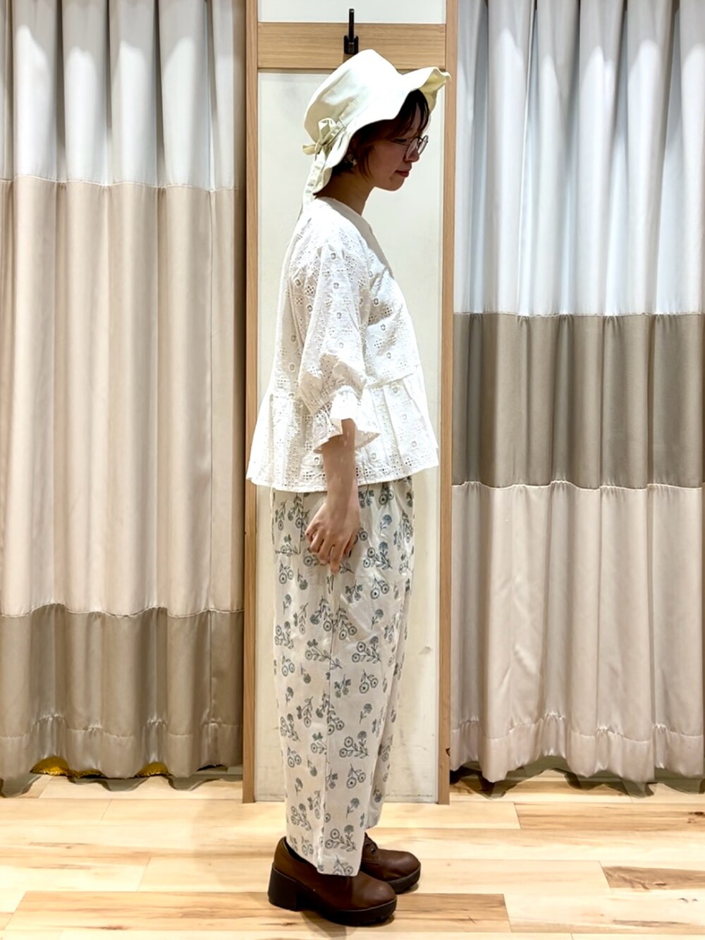 ホワイト系のノーカラージャケット、ホワイト系のその他パンツ、ホワイト系のハットを着用したレディースの春コーディネートの2枚目の写真