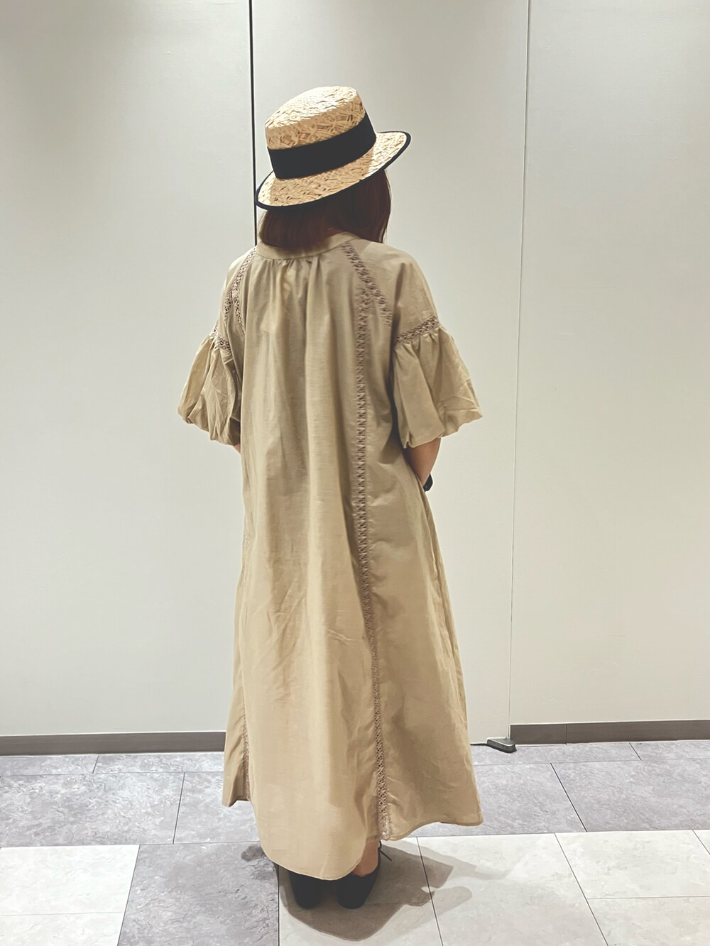 ブラック系のその他シューズ、ホワイト系のハンドバッグ、ベージュ系のワンピース/ドレスを着用したレディースの夏コーディネートの4枚目の写真