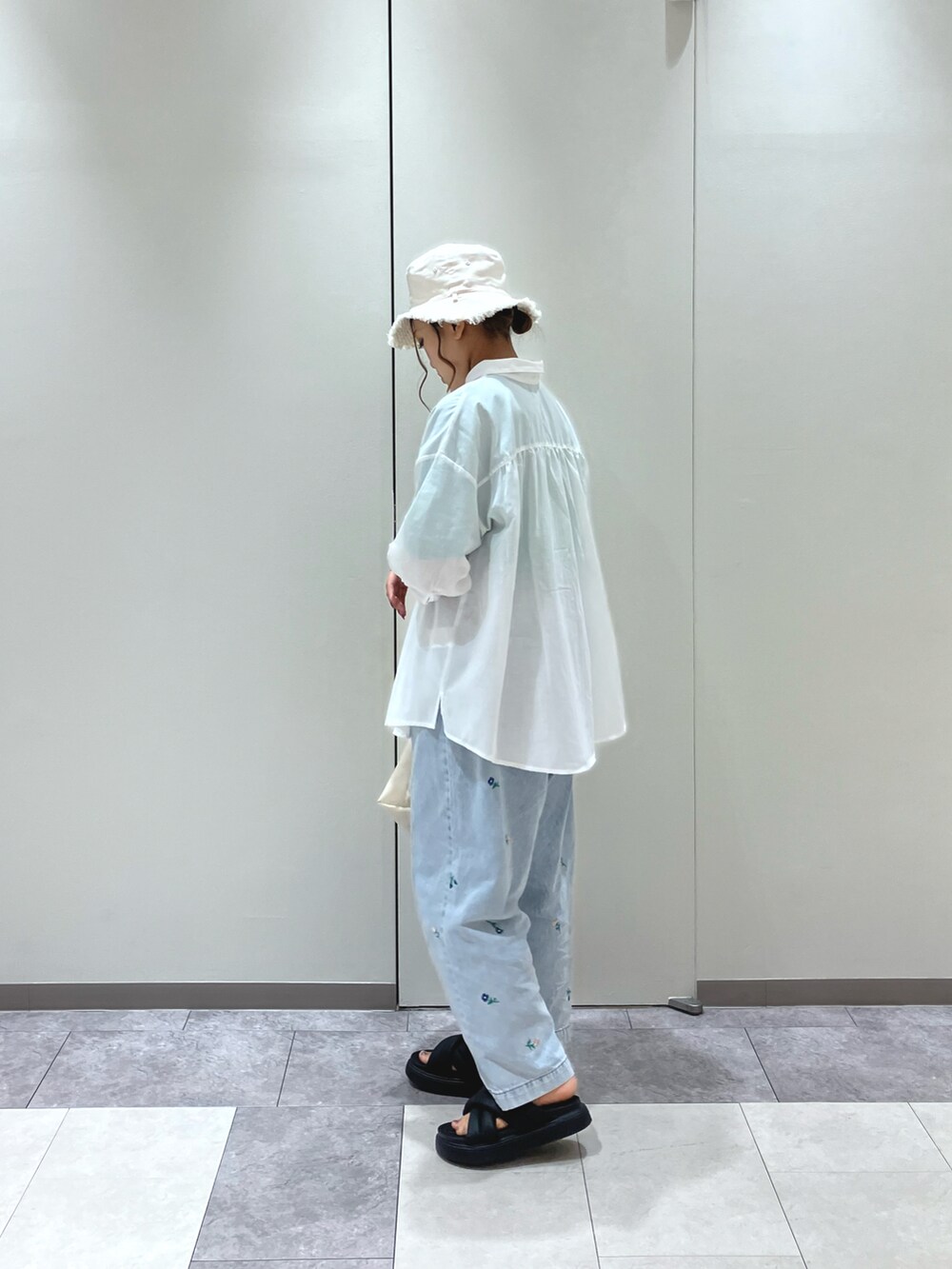 ホワイト系のシャツ/ブラウス、グリーン系のTシャツ/カットソー、ホワイト系のハンドバッグを着用したレディースの夏コーディネートの3枚目の写真