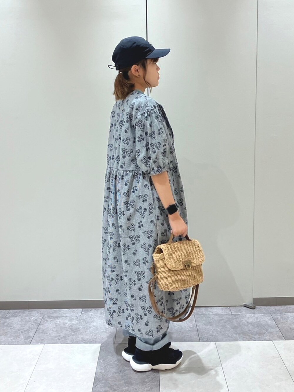 ホワイト系のハンドバッグ、グリーン系のTシャツ/カットソー、ブラック系のワンピースを着用したレディースの春コーディネートの4枚目の写真