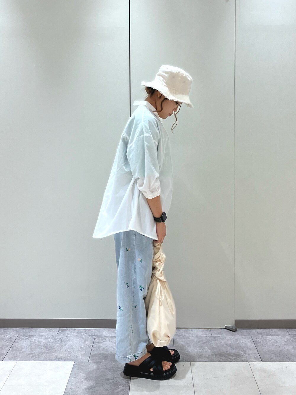 ホワイト系のシャツ/ブラウス、グリーン系のTシャツ/カットソー、ホワイト系のハンドバッグを着用したレディースの夏コーディネートの2枚目の写真