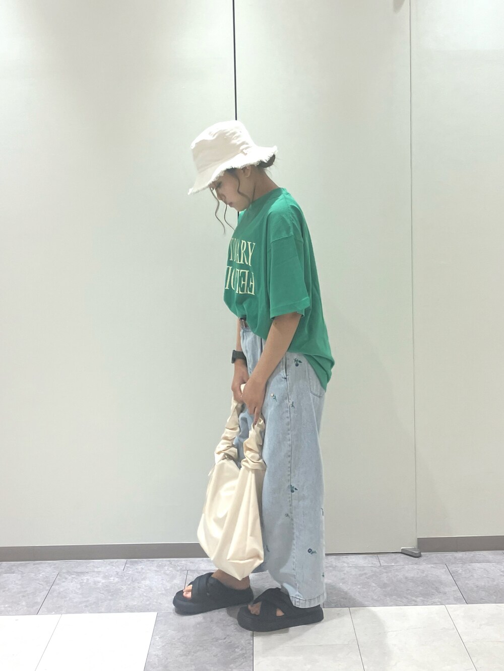 グリーン系のTシャツ/カットソー、ホワイト系のハンドバッグ、ブルー系のその他パンツを着用したレディースの夏コーディネートの2枚目の写真
