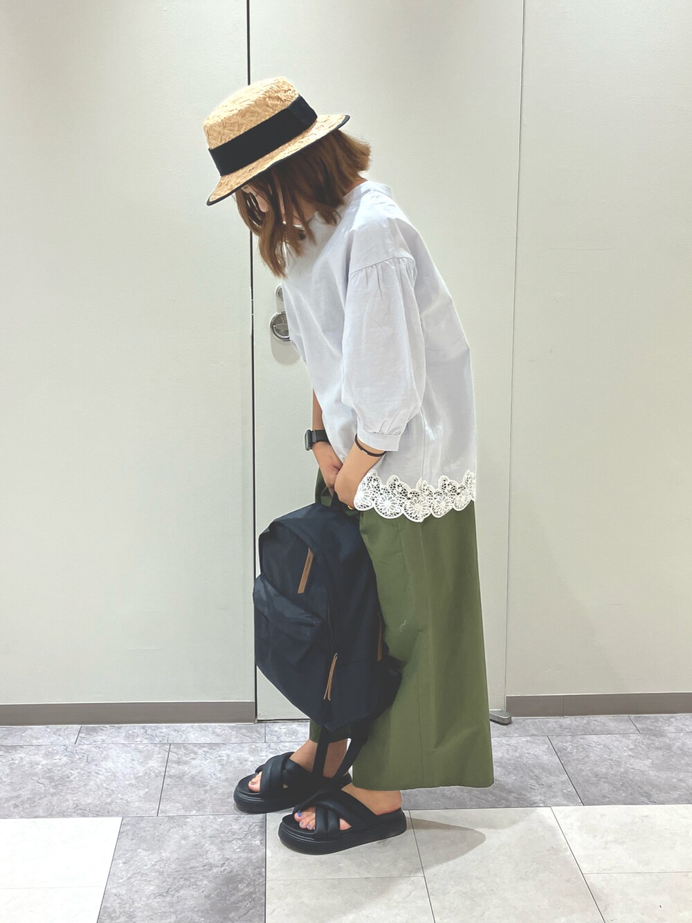 ブラック系のサンダル、グリーン系のその他パンツ、ホワイト系のトップスを着用したレディースの夏コーディネートの4枚目の写真