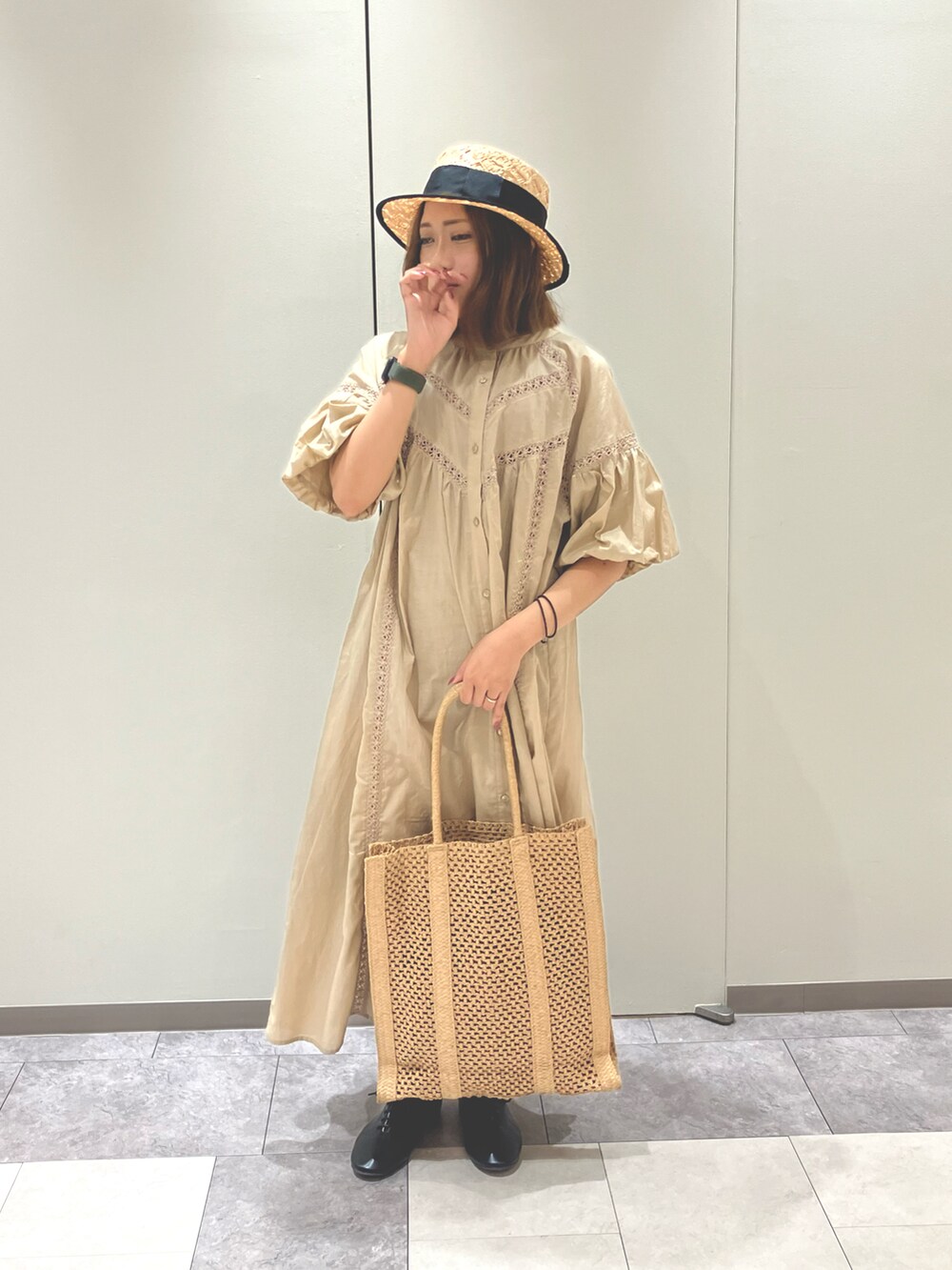 ブラック系のその他シューズ、ホワイト系のハンドバッグ、ベージュ系のワンピース/ドレスを着用したレディースの夏コーディネートの2枚目の写真