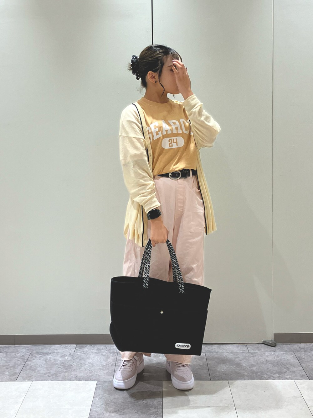 ブラック系のハンドバッグ、ピンク系のその他パンツ、イエロー系のTシャツ/カットソーを着用したレディースの春コーディネートの4枚目の写真