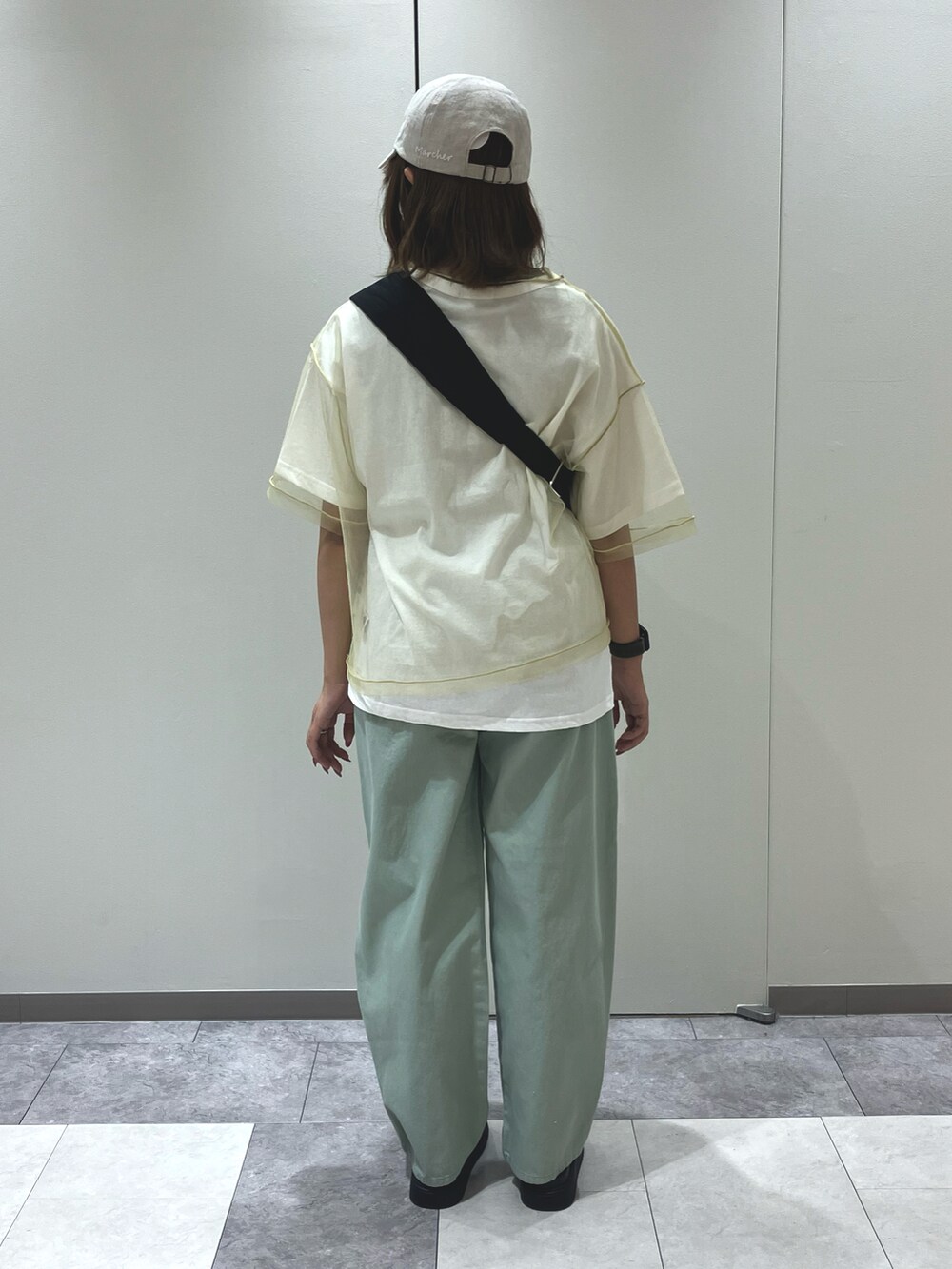 ブラック系のサンダル、ホワイト系のその他パンツ、ベージュ系のハンドバッグを着用したレディースの夏コーディネートの3枚目の写真