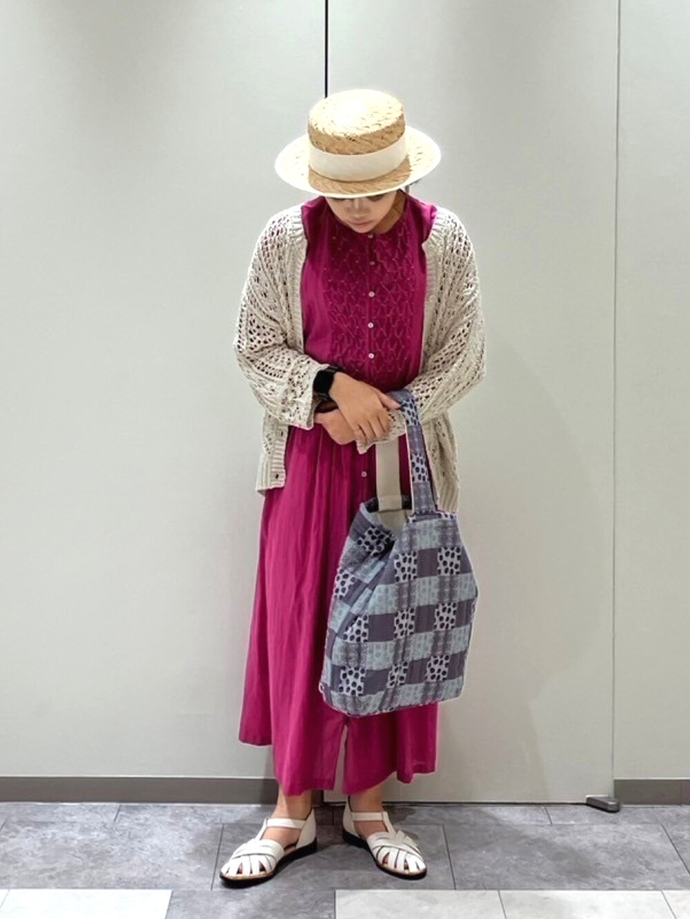 ピンク系のワンピース、ホワイト系のカーディガン/ボレロ、ホワイト系のハットを着用したレディースの春コーディネートの2枚目の写真