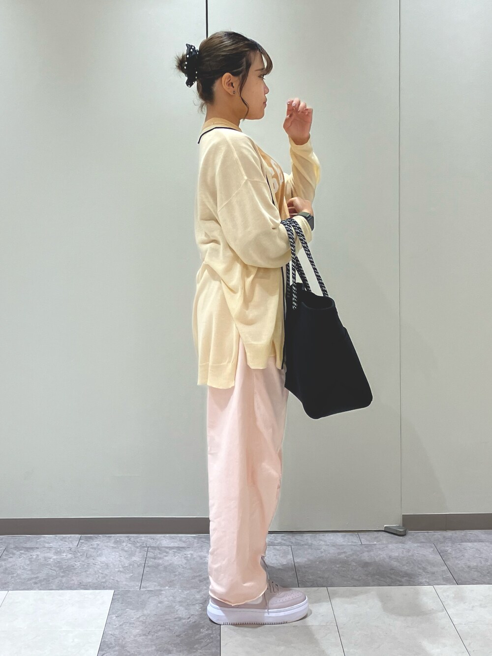 ブラック系のハンドバッグ、ピンク系のその他パンツ、イエロー系のTシャツ/カットソーを着用したレディースの春コーディネートの3枚目の写真