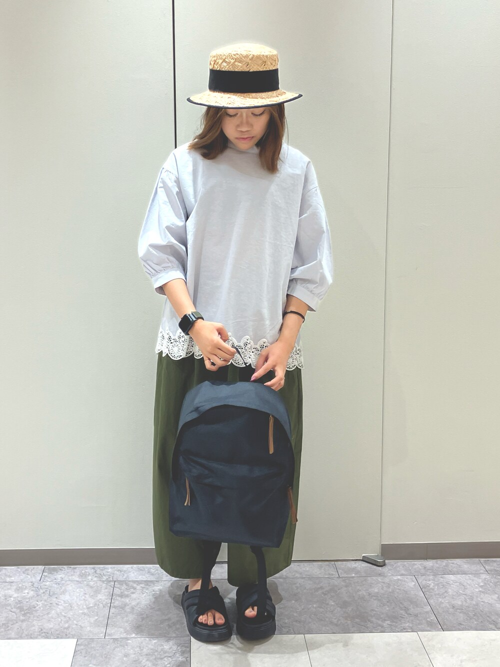 ブラック系のサンダル、グリーン系のその他パンツ、ホワイト系のトップスを着用したレディースの夏コーディネートの3枚目の写真