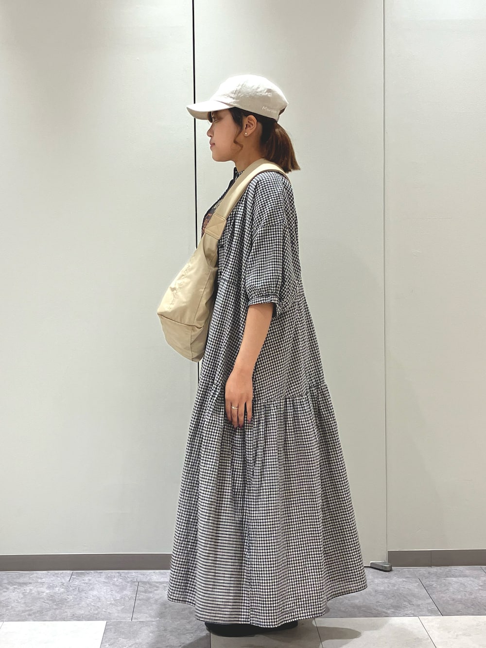 ブラック系のサンダル、ブラック系のワンピース、ホワイト系のその他パンツを着用したレディースの夏コーディネートの2枚目の写真