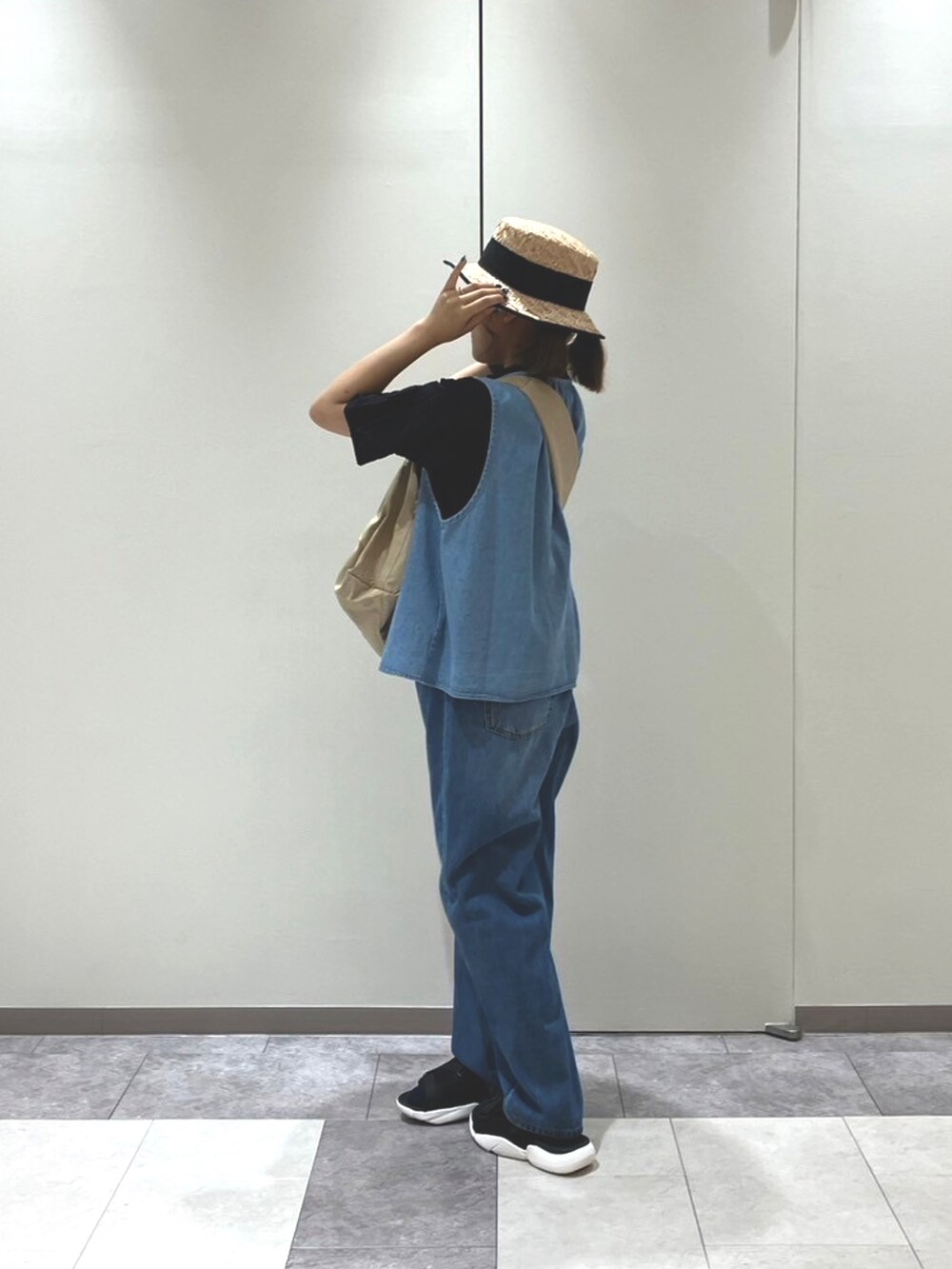 ホワイト系のその他パンツ、ブラック系のサンダル、ブラック系のシャツ/ブラウスを着用したレディースの春コーディネートの4枚目の写真