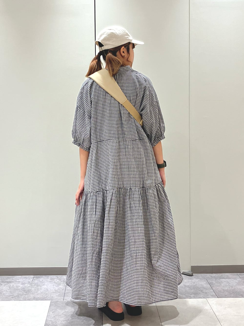 ブラック系のサンダル、ブラック系のワンピース、ホワイト系のその他パンツを着用したレディースの夏コーディネートの3枚目の写真