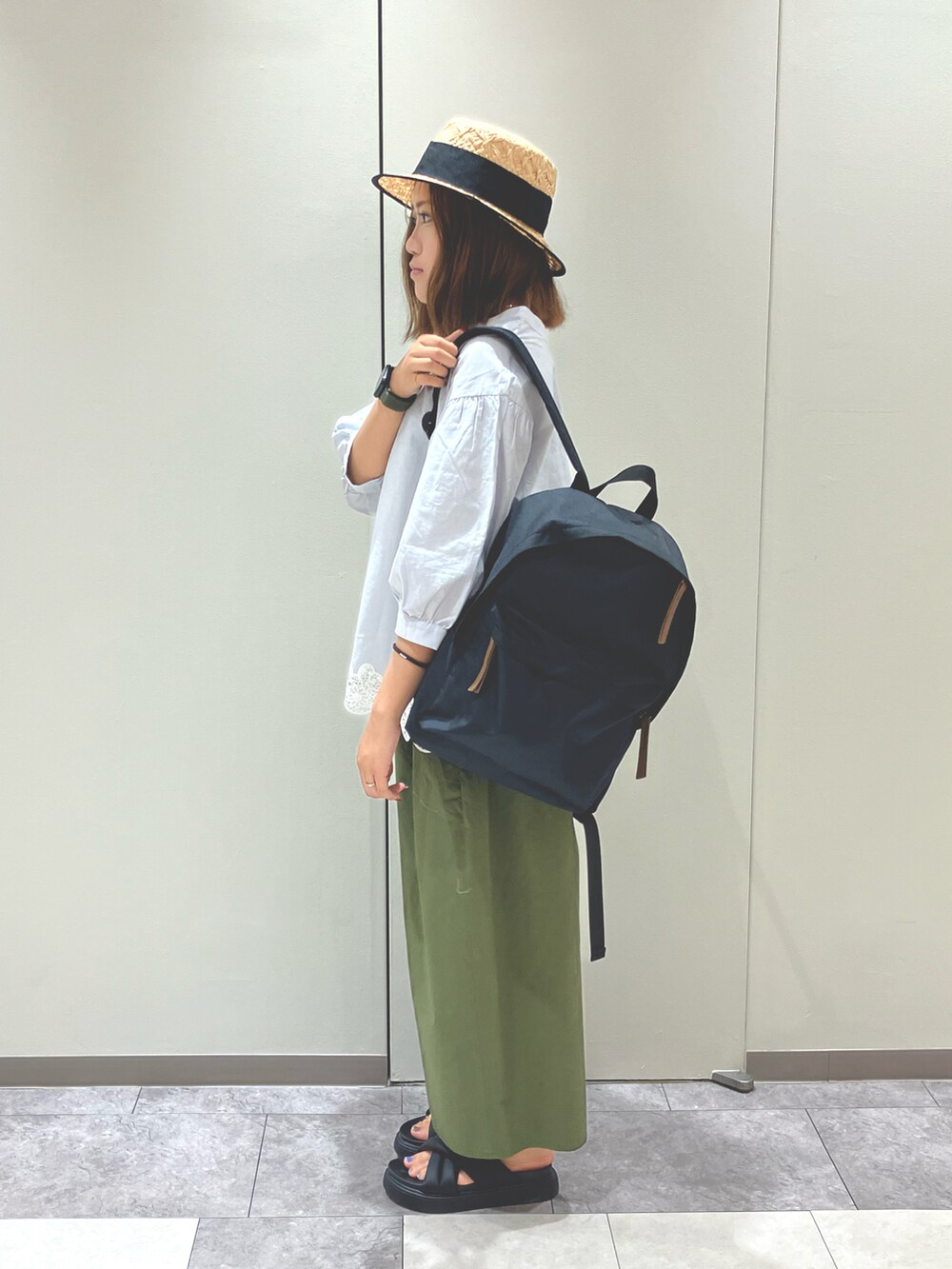 ブラック系のサンダル、グリーン系のその他パンツ、ホワイト系のトップスを着用したレディースの夏コーディネートの2枚目の写真