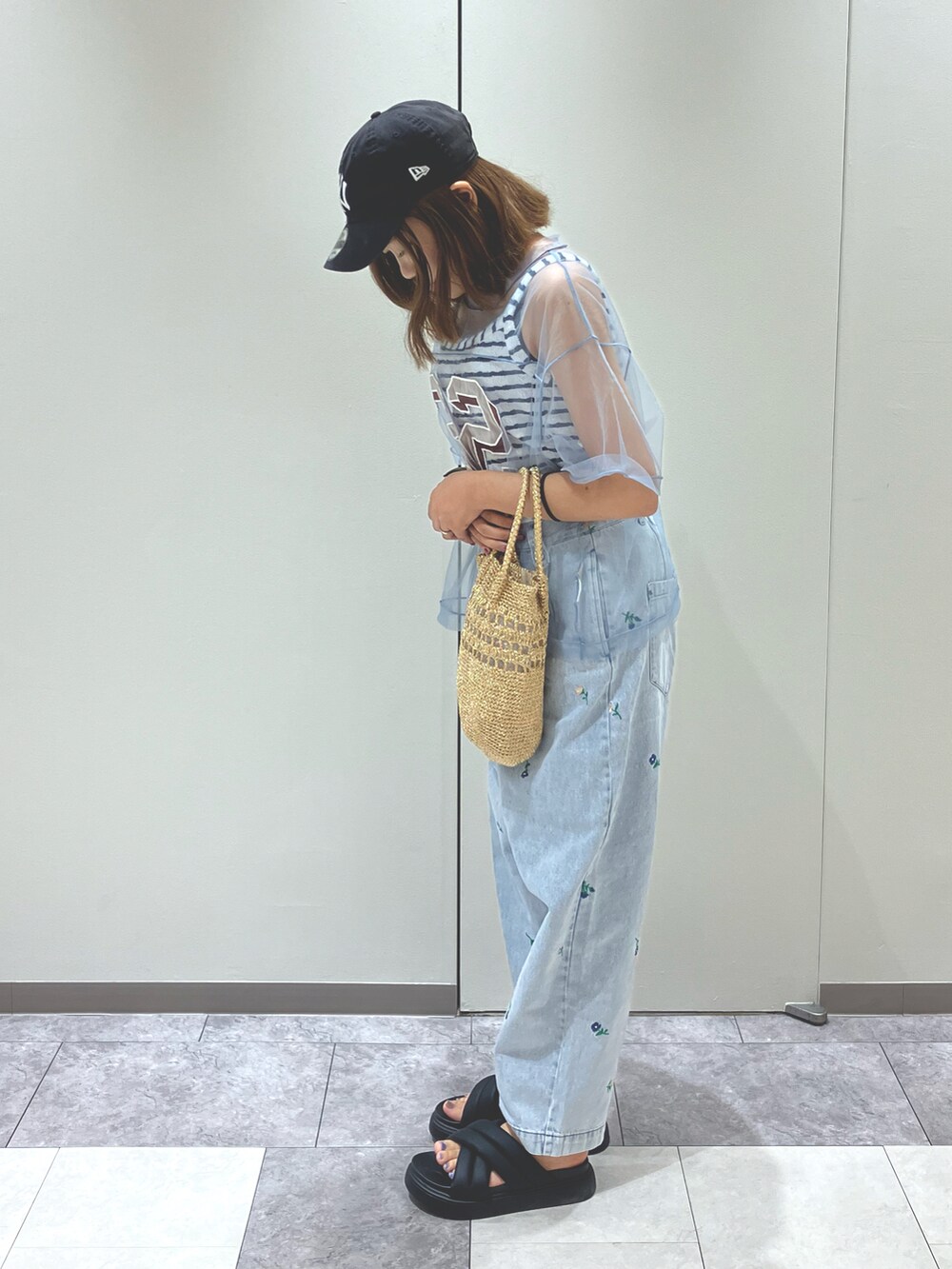 ブルー系のその他パンツ、ブラック系のサンダル、グリーン系のTシャツ/カットソーを着用したレディースの夏コーディネートの2枚目の写真