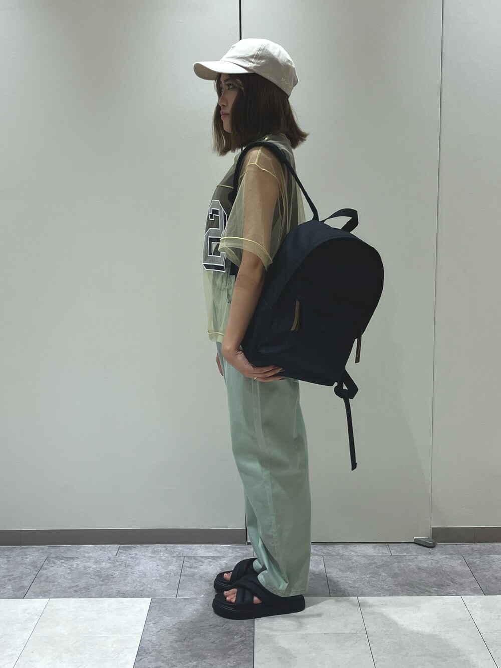 ブラック系のサンダル、ベージュ系のハンドバッグ、ホワイト系のその他パンツを着用したレディースの夏コーディネートの2枚目の写真