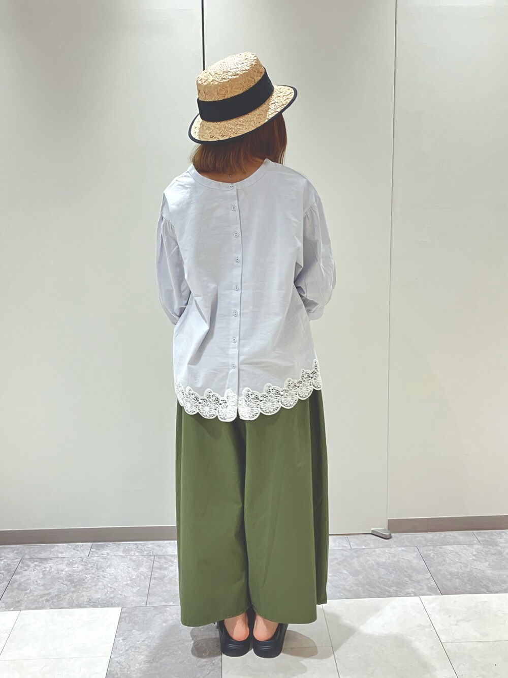 ブラック系のサンダル、グリーン系のその他パンツ、ホワイト系のトップスを着用したレディースの夏コーディネートの5枚目の写真