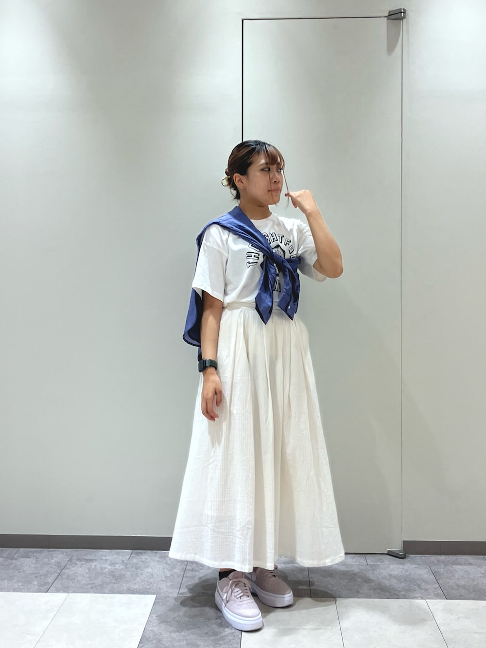 ホワイト系のスカート、ホワイト系のTシャツ/カットソー、ピンク系のシャツ/ブラウスを着用したレディースの春コーディネートの3枚目の写真