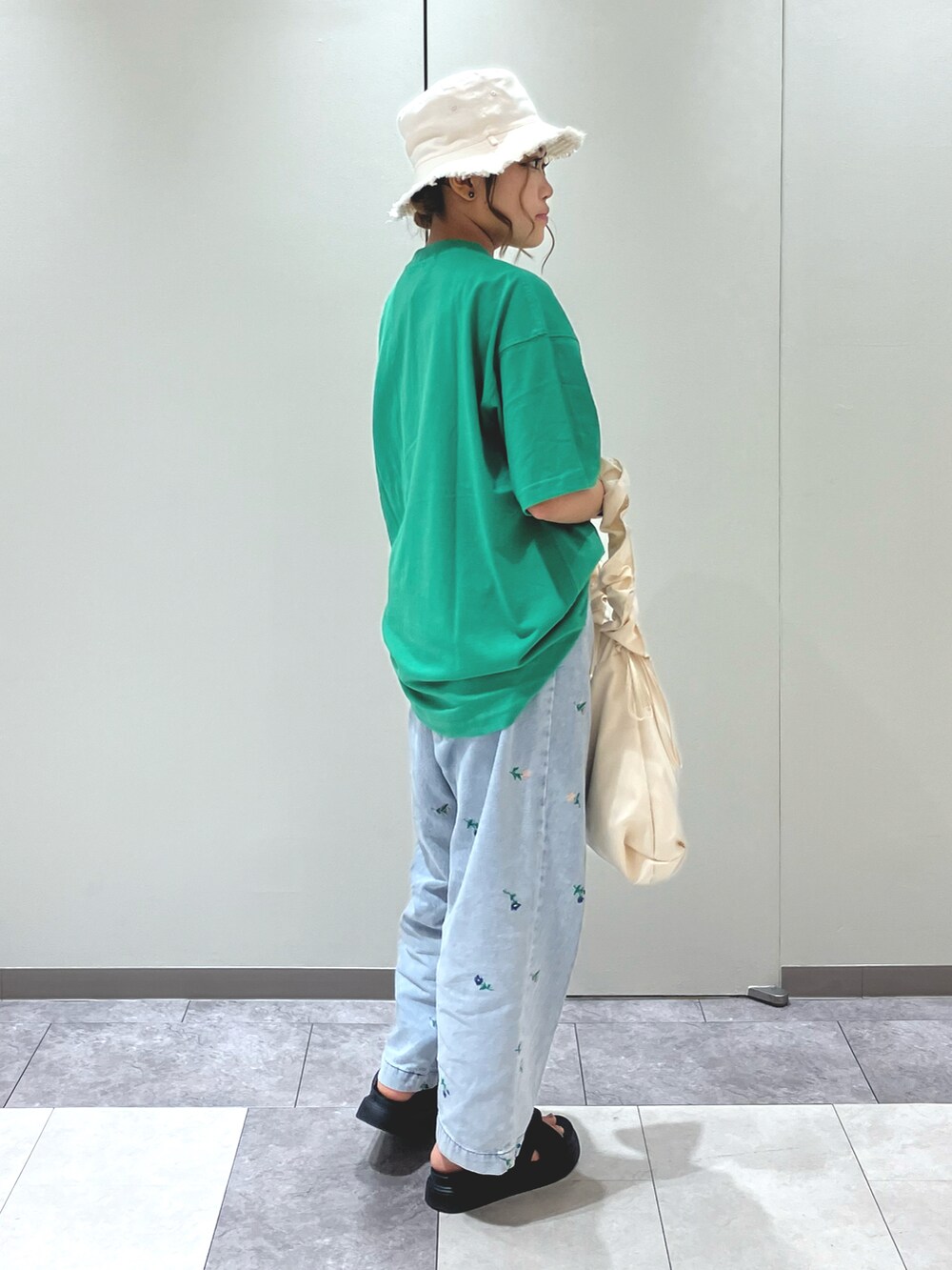 グリーン系のTシャツ/カットソー、ホワイト系のハンドバッグ、ブルー系のその他パンツを着用したレディースの夏コーディネートの3枚目の写真