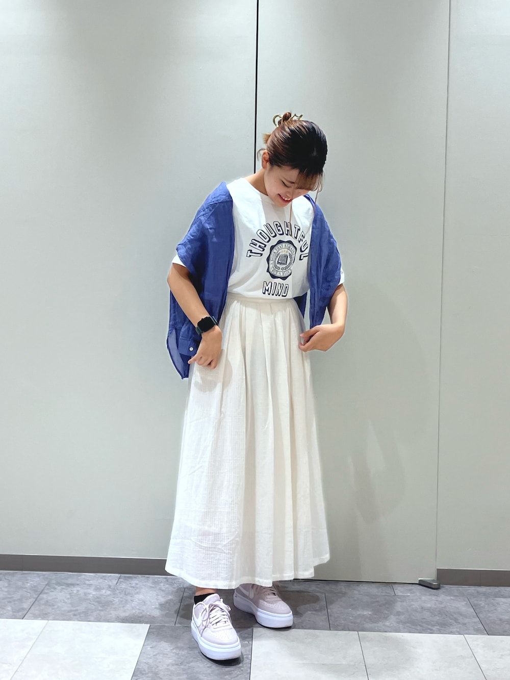 ホワイト系のスカート、ホワイト系のTシャツ/カットソー、ピンク系のシャツ/ブラウスを着用したレディースの春コーディネートの2枚目の写真