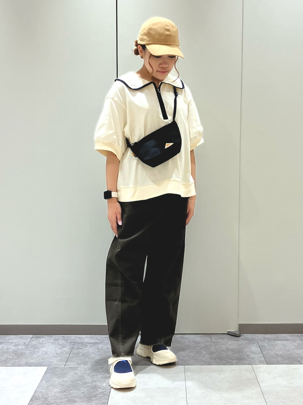 「サマンサ モスモス(Samansa Mos2)、Samansa Mos2、SM2、155㎝コーデ、大人カジュアル、スポーティ」|「Samansa Mos2のワンストラップスニーカー(スニーカー、ベージュ系)」を使った、すーちゃ🐣さん(レディース・155cm)の春コーディネートの2枚目の写真