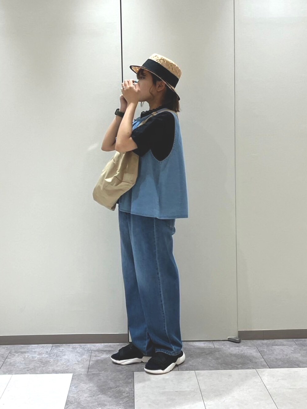 ホワイト系のその他パンツ、ブラック系のサンダル、ブラック系のシャツ/ブラウスを着用したレディースの春コーディネートの2枚目の写真