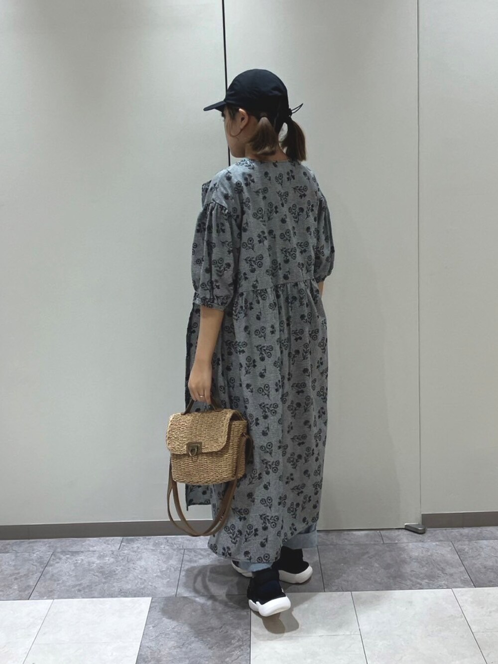 ホワイト系のハンドバッグ、グリーン系のTシャツ/カットソー、ブラック系のワンピースを着用したレディースの春コーディネートの3枚目の写真