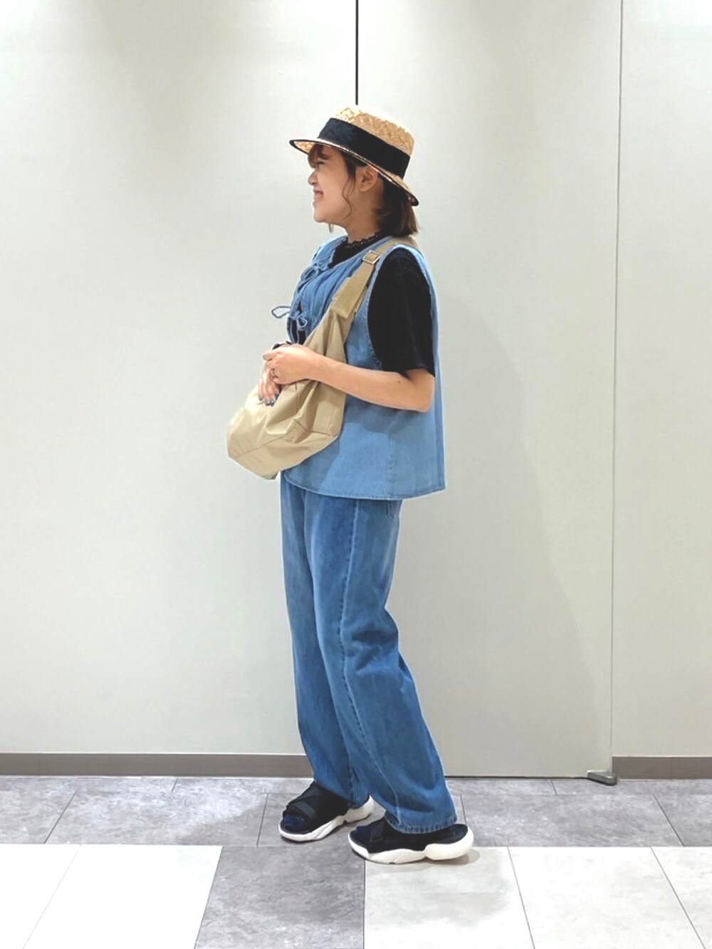 ホワイト系のその他パンツ、ブラック系のサンダル、ブラック系のシャツ/ブラウスを着用したレディースの春コーディネートの3枚目の写真