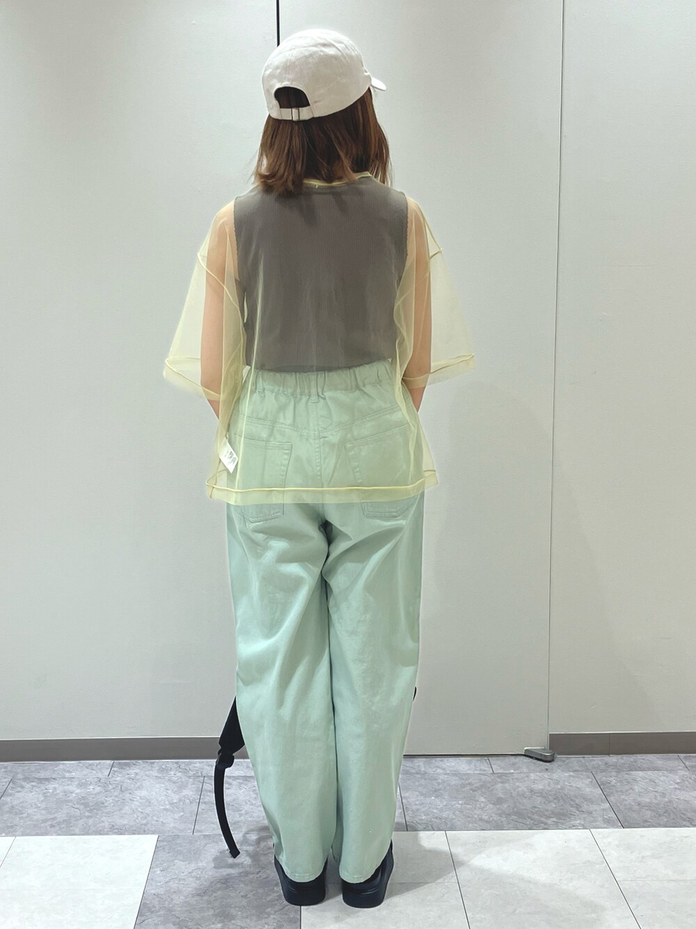 ブラック系のサンダル、ベージュ系のハンドバッグ、ホワイト系のその他パンツを着用したレディースの夏コーディネートの3枚目の写真