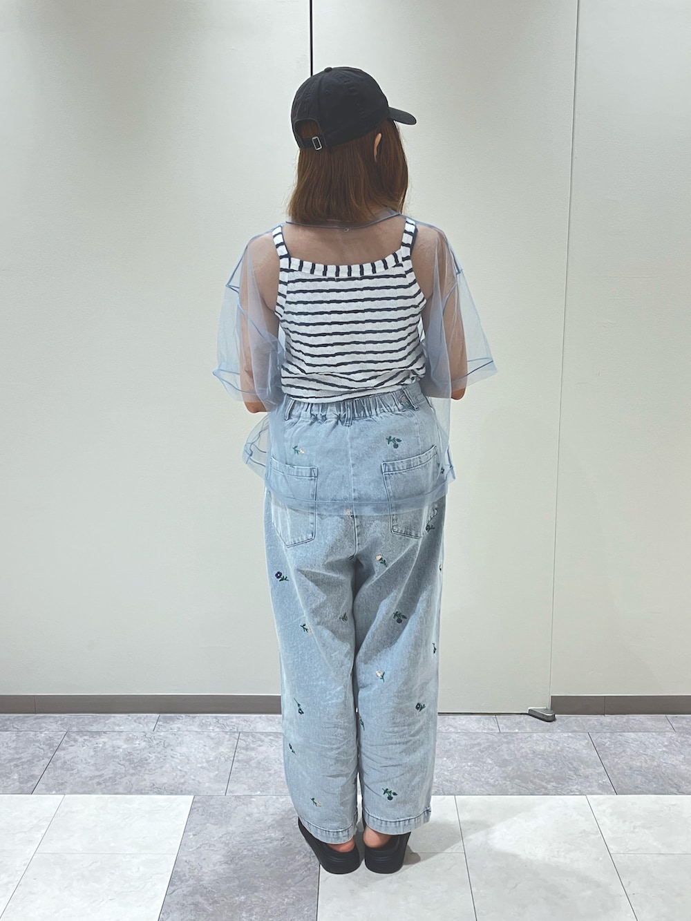 ブルー系のその他パンツ、ブラック系のサンダル、グリーン系のTシャツ/カットソーを着用したレディースの夏コーディネートの3枚目の写真