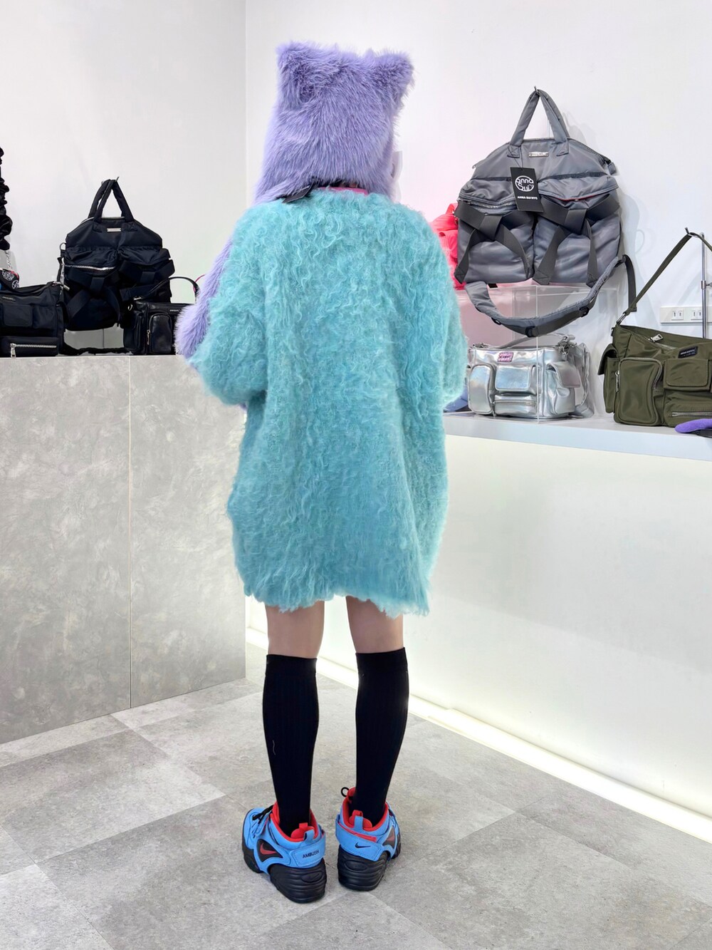 ピンク系のカーディガン/ボレロ、ブルー系のカーディガン/ボレロ、ブルー系のタンクトップを着用したレディースの秋コーディネートの3枚目の写真