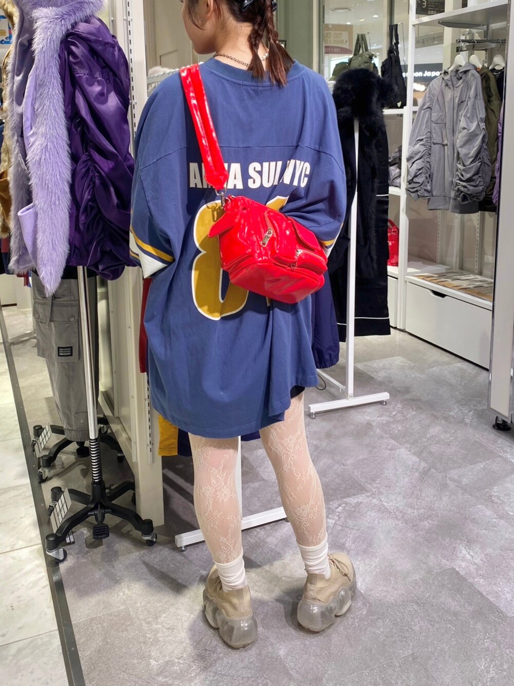 「秋っぽコーデ更新中、ロンT、ワンピース、秋服コーデ、お出かけコーデ、大人かわいい、y2k、オーバサイズ、ラクチンコーデ、スポーツミックス、スポーティ、カジュアル、カジュアルガーリー、ストリート」｜「ANNA SUI NYCのビッグAプリントゲームシャツ（Tシャツ/カットソー、ブルー系）」を使った、ANNA SUI NYC STAFFさん（レディース・160cm）の秋コーディネートの3枚目の写真