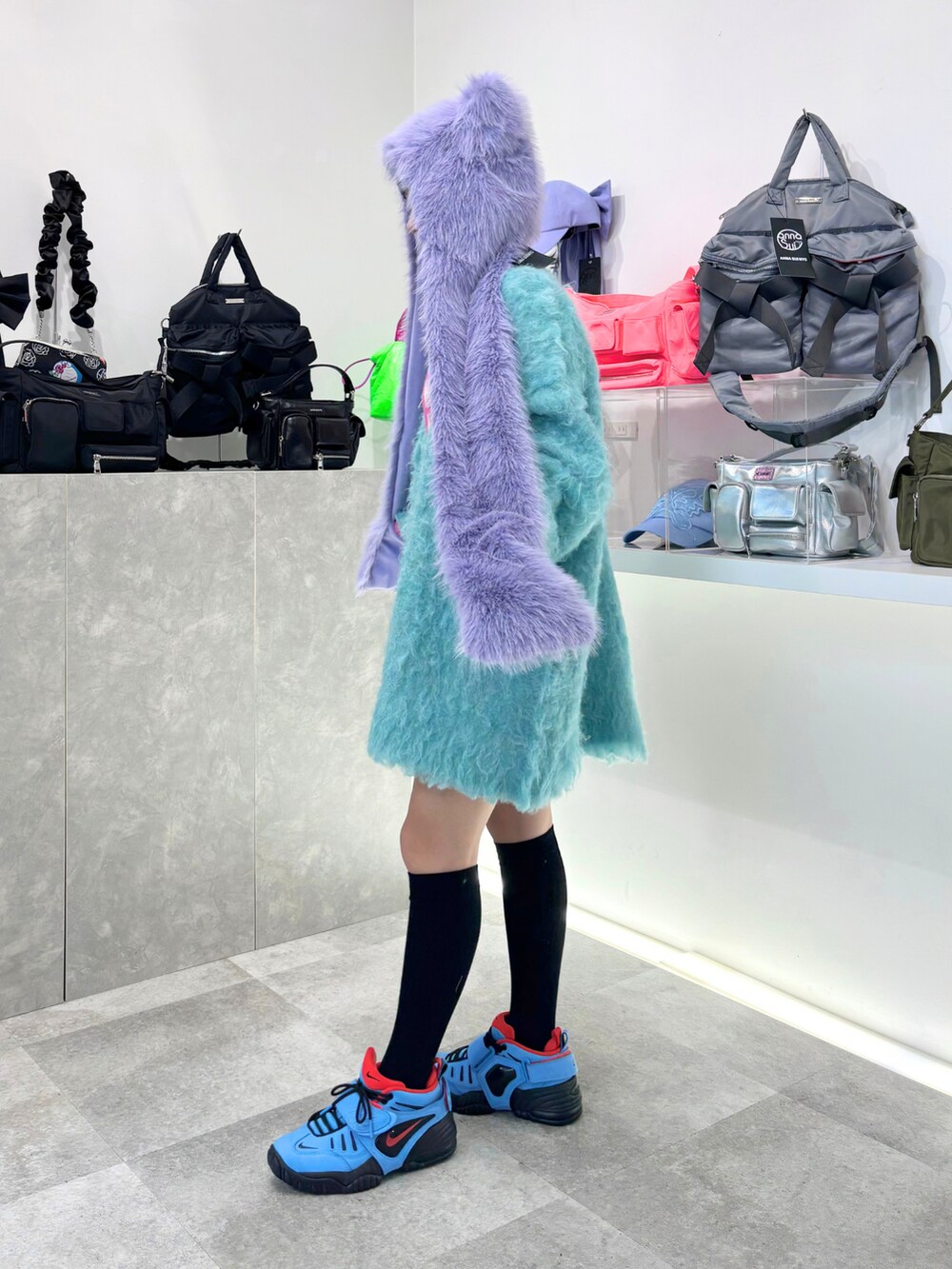 ピンク系のカーディガン/ボレロ、ブルー系のカーディガン/ボレロ、ブルー系のタンクトップを着用したレディースの秋コーディネートの2枚目の写真