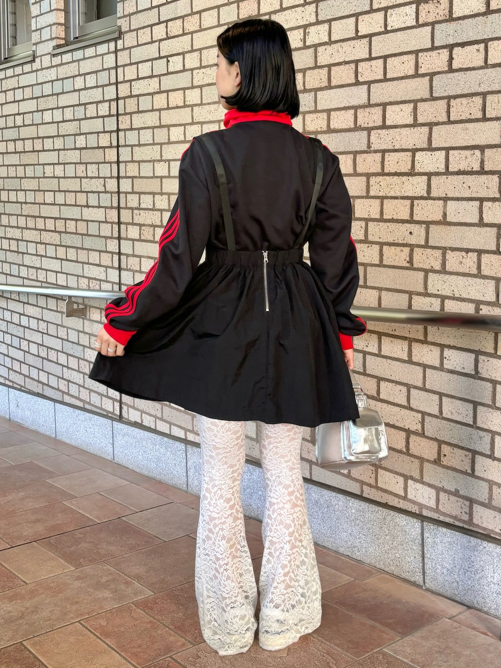 「スポーツミックス、古着MIX、トラックジャケット、レースパンツ、スニーカーコーデ、シンプルコーデ、カジュアルコーデ、カジュアルガーリー、低身長コーデ、オトナカジュアル、初夏コーデ、ワッシャー、レイヤードスタイル」｜「ANNA SUI NYCのANNA SUI NYC マルチポケットチビバッグ（ショルダーバッグ、シルバー系）」を使った、ANNA SUI NYC STAFFさん（レディース・155cm）の春コーディネートの3枚目の写真