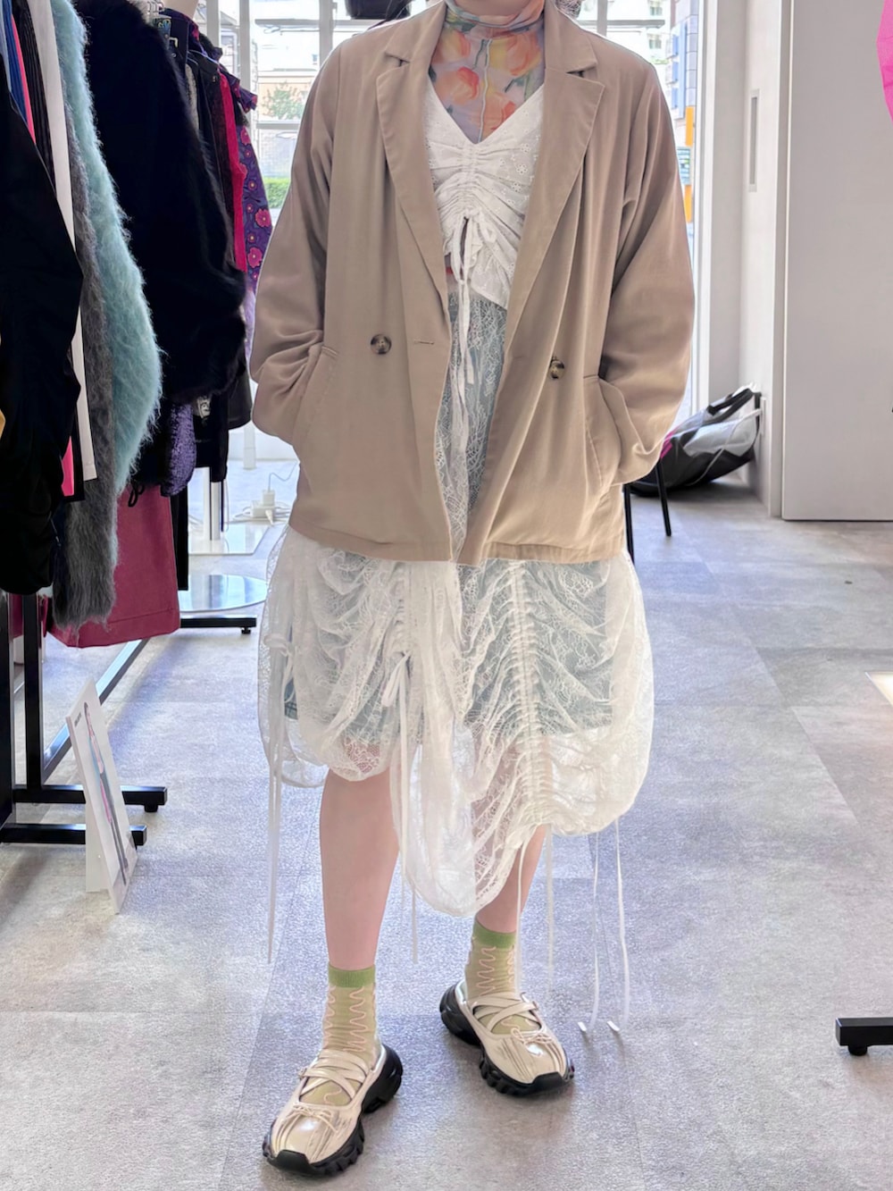 ホワイト系のスカート、ブルー系のデニムパンツを着用したレディースの夏コーディネートの2枚目の写真