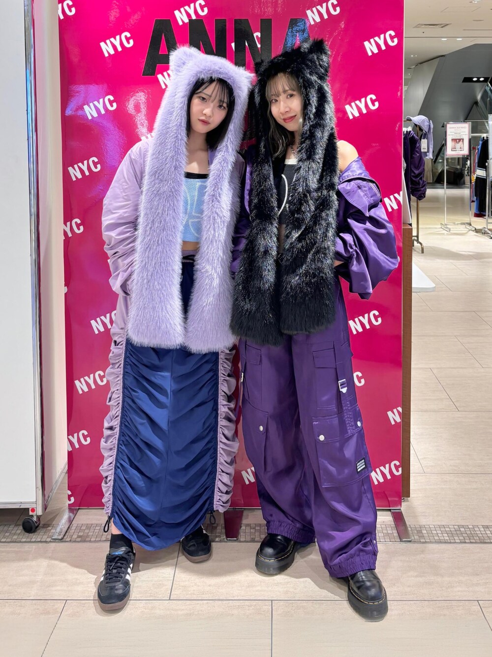 パープル系のスカート、ブルー系のタンクトップ、パープル系のカーゴパンツを着用したレディースの秋コーディネートの3枚目の写真