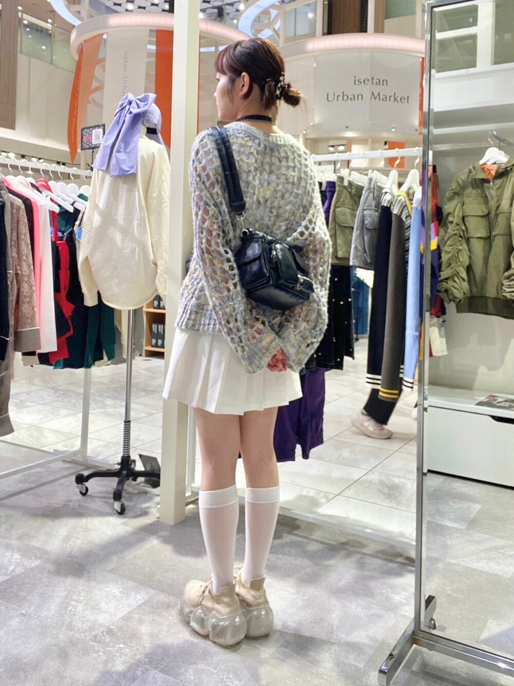 「y2k、秋っぽコーデ更新中、休日スタイル、秋服コーデ、大人コーデ、大人かわいい、大人ガーリー、ハイソックス、ニット、プリーツスカート、スポーツミックス、スポーティ、韓国ファッション」｜「ANNA SUI NYCのANNA SUI NYC マルチポケットチビバッグ（ショルダーバッグ、ブラック系）」を使った、ANNA SUI NYC STAFFさん（レディース・160cm）の秋コーディネートの2枚目の写真